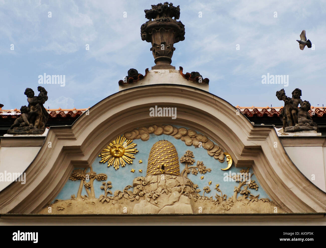 Ruche représenté sur une façade de l'immeuble dans le centre historique de Prague, République Tchèque, Europe Banque D'Images