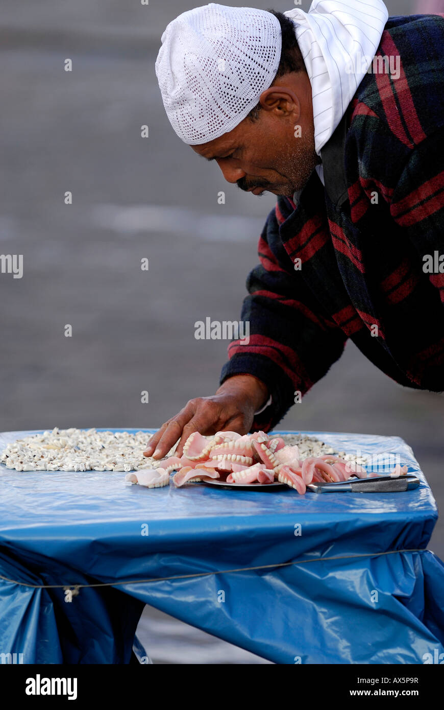 Homme marocain avec séries de dents, Marrakech, Maroc, Afrique du Nord Banque D'Images