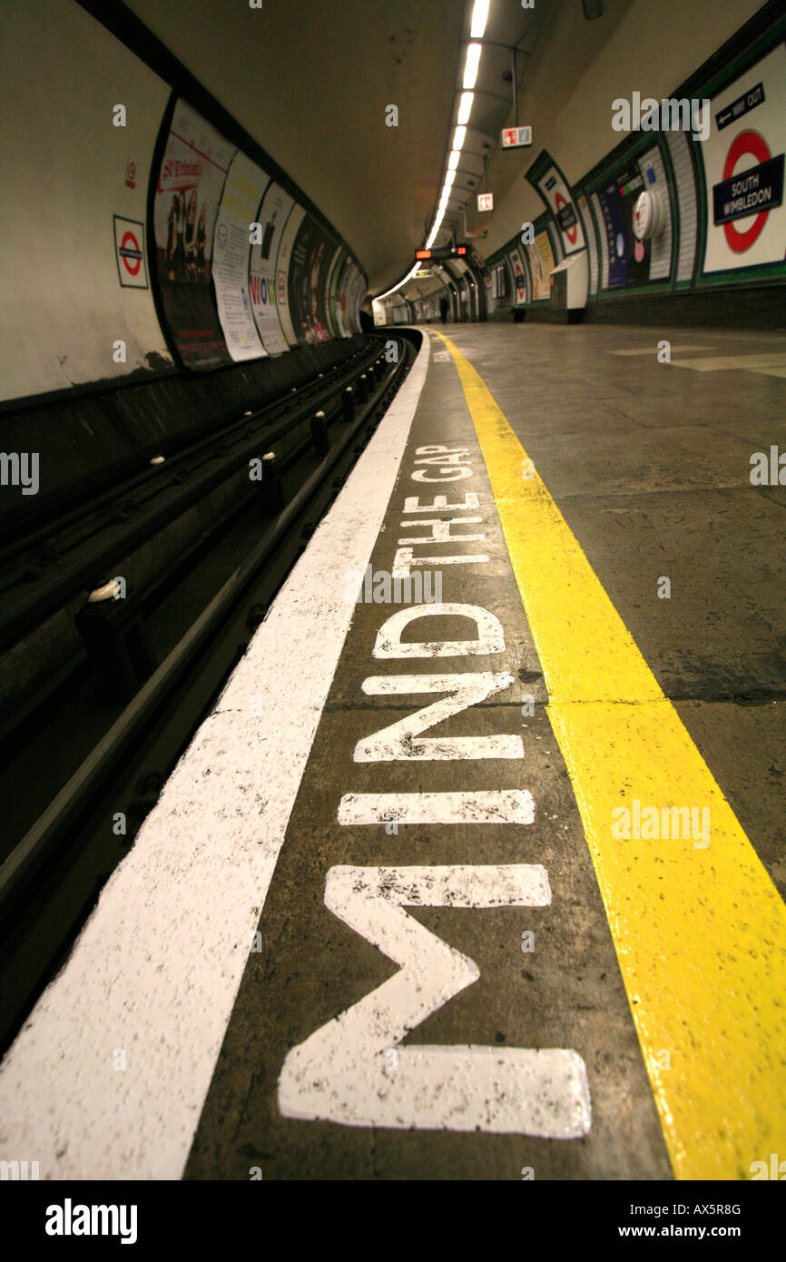 Mind the Gap - Rappel de sécurité au sud de la station de métro de Wimbledon, Londres, Angleterre, Royaume-Uni, Europe Banque D'Images