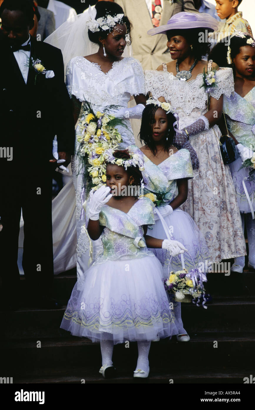 Dar-es-Salaam, Tanzanie. Mariée de demoiselle d'époux et, après la  cérémonie de mariage Photo Stock - Alamy
