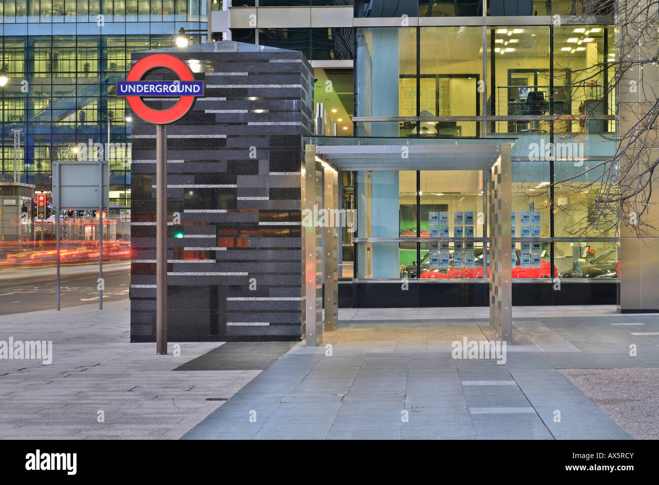Cabane moderne à la station de métro Canary Wharf, les Docklands, London, Angleterre, Royaume-Uni, Europe Banque D'Images