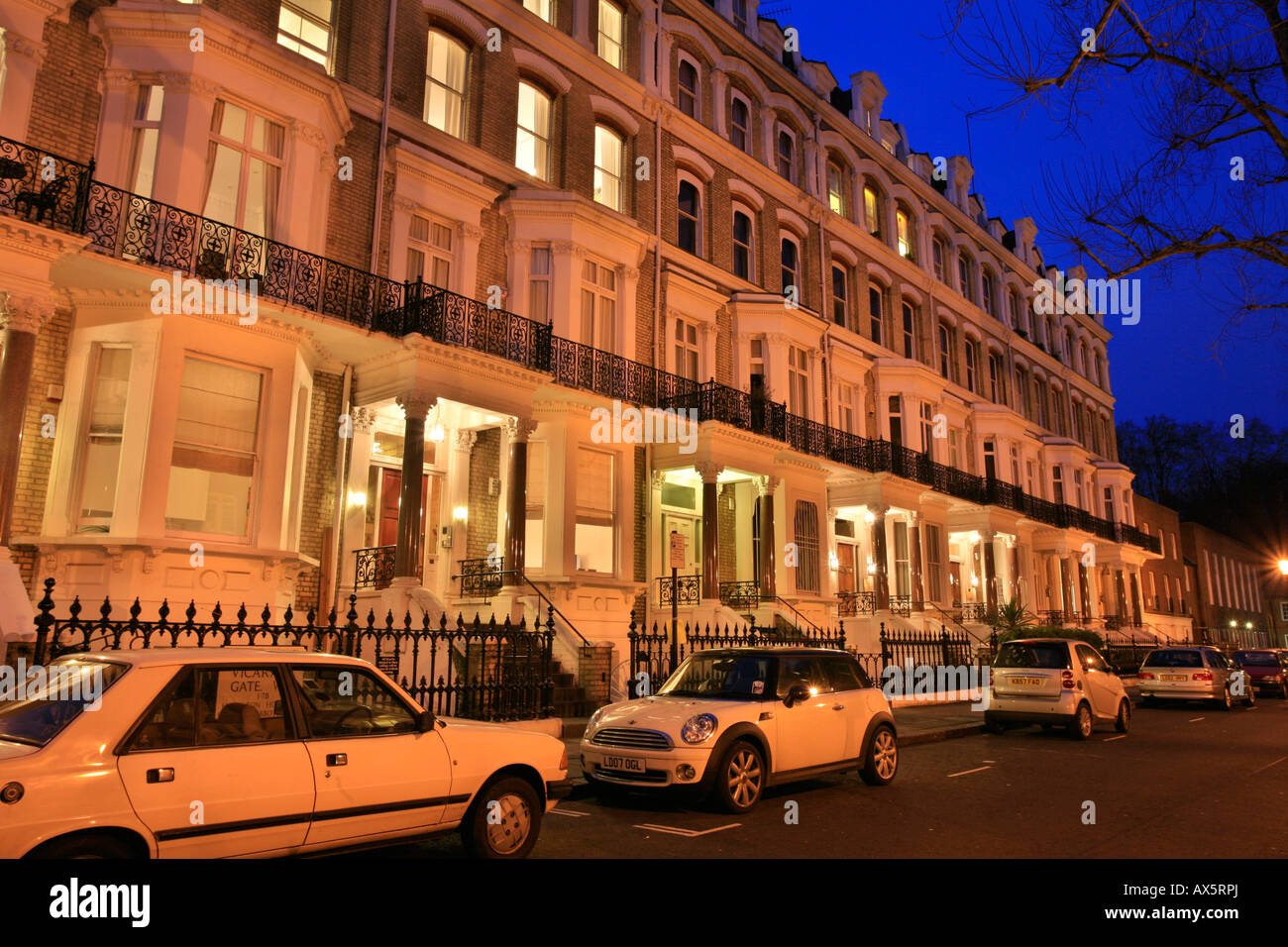 Élégantes maisons dans la ville, Vicarage Gate, le Royal Borough de Kensington et Chelsea, City of Westminster, London, England, U Banque D'Images