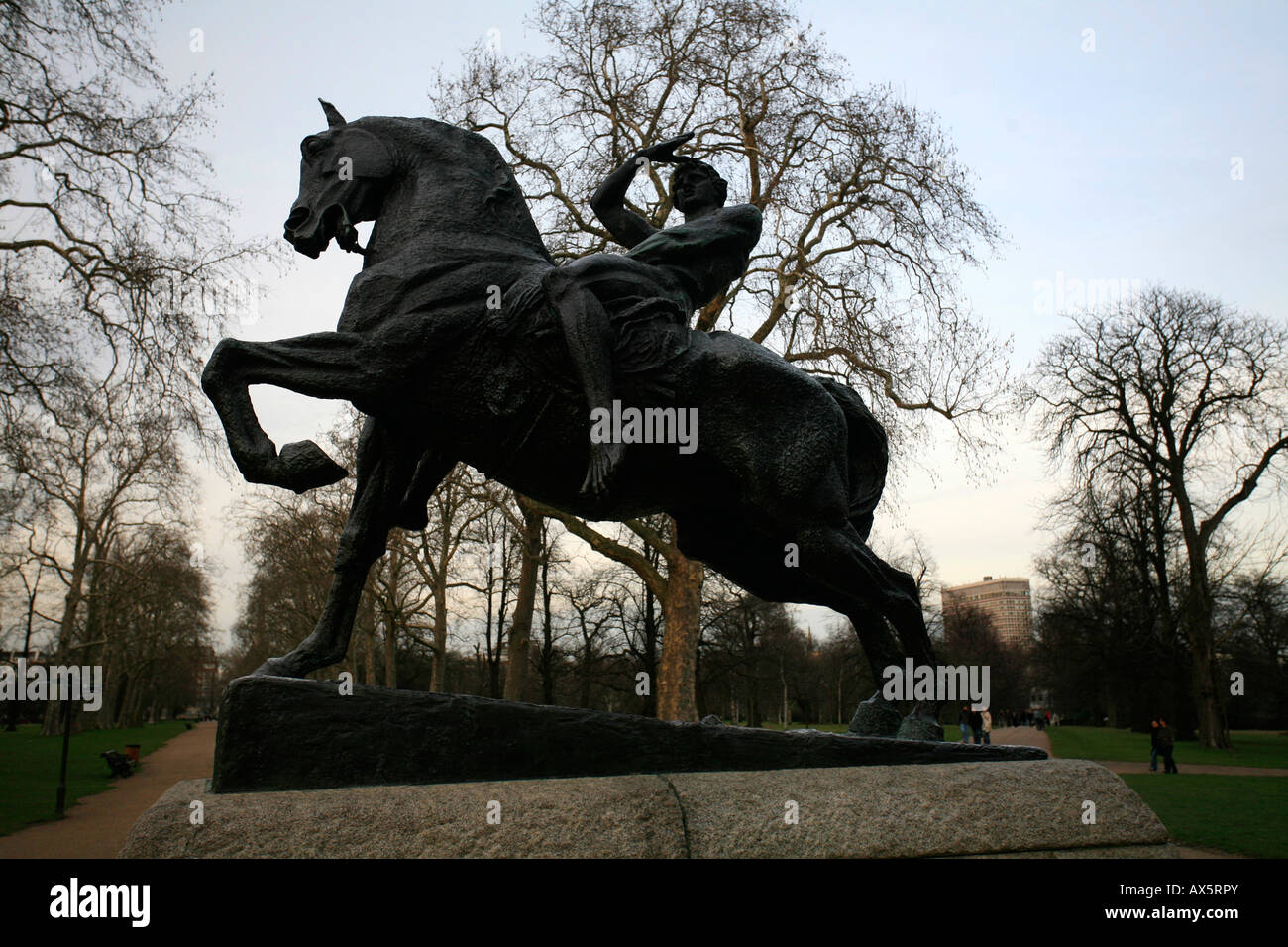 Statue de l'énergie physique au coucher du soleil, les jardins de Kensington, Londres, Angleterre, Royaume-Uni, Europe Banque D'Images