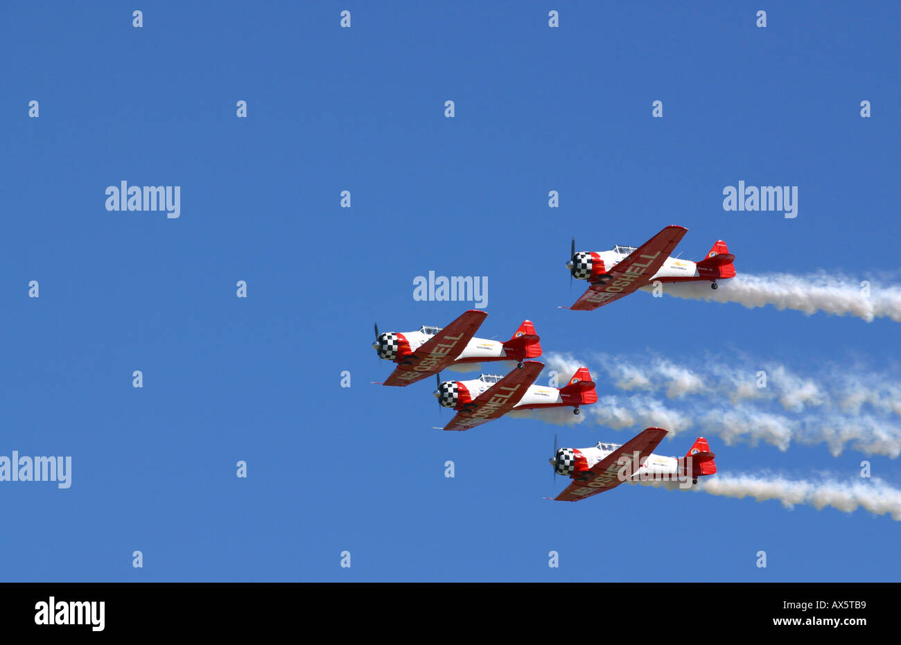 L'équipe de démonstration Aeroshell monte en surcharge dans le ciel bleu de l'Airshow Dayton Banque D'Images