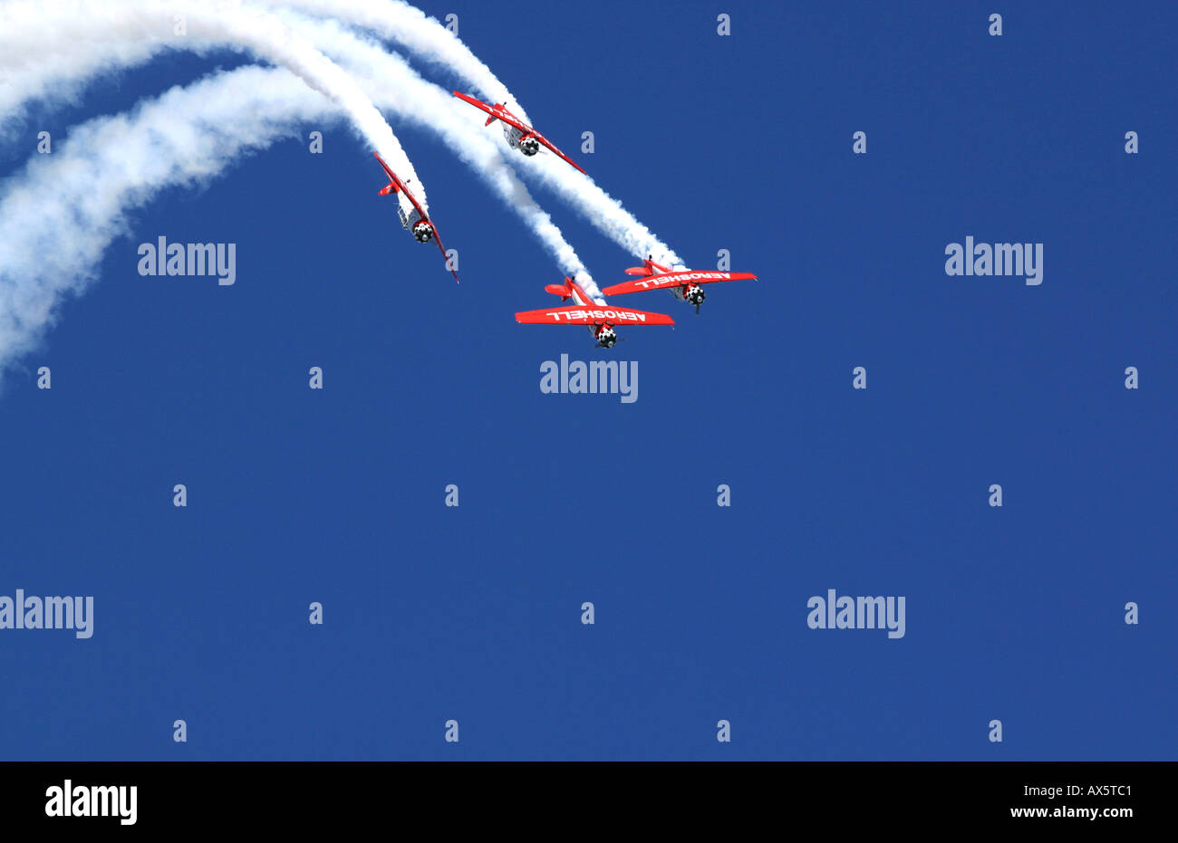 L'équipe de démonstration Aeroshell monte en surcharge dans le ciel bleu de l'Airshow Dayton Banque D'Images