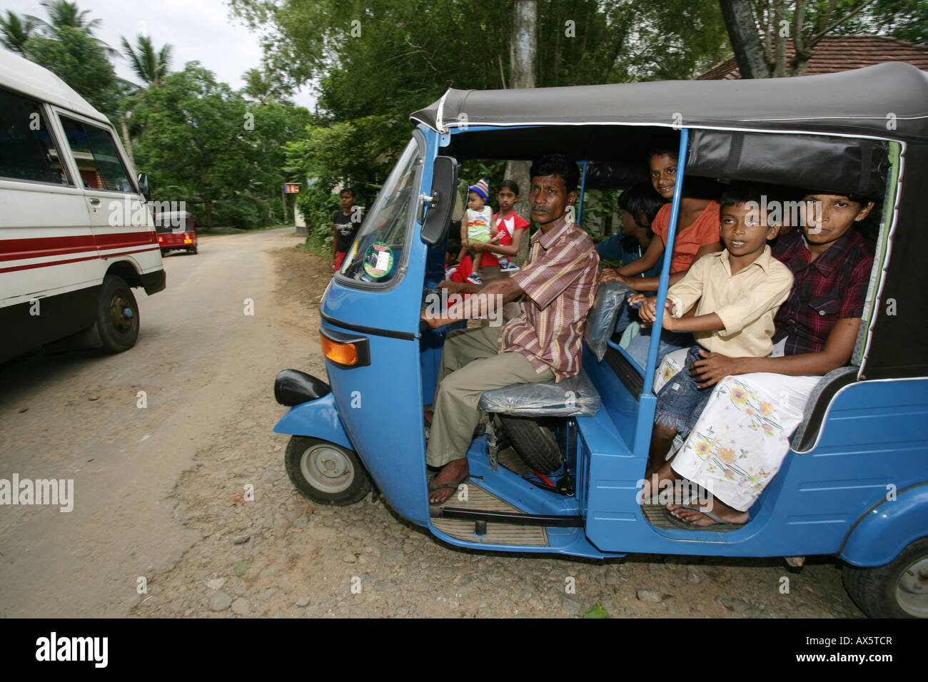 Tuk-tuk chargés avec passagers en Hanwella, Sri Lanka, en Asie du Sud Banque D'Images