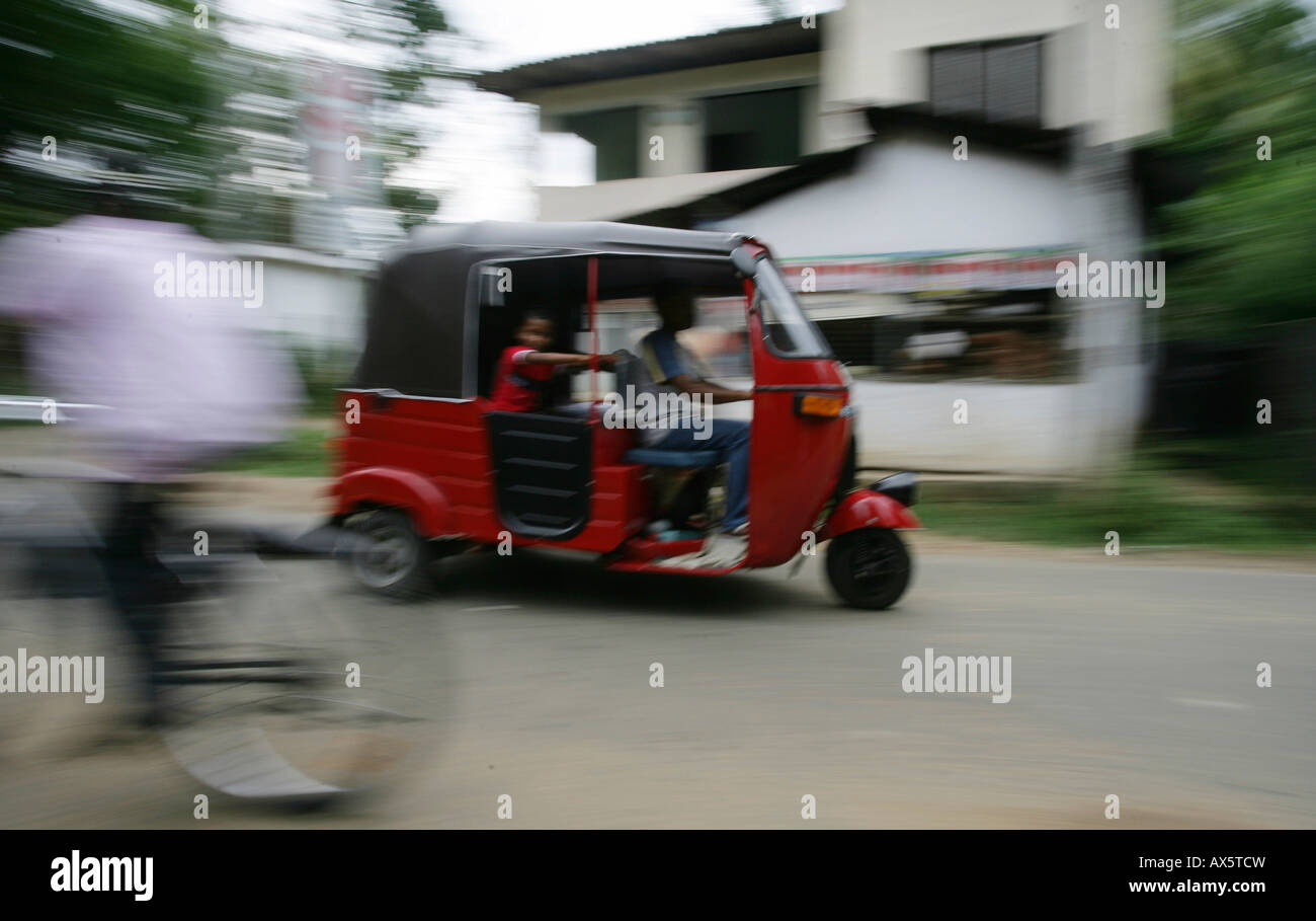 Tuk-tuk conduisant par Hanwella, Sri Lanka, en Asie du Sud Banque D'Images