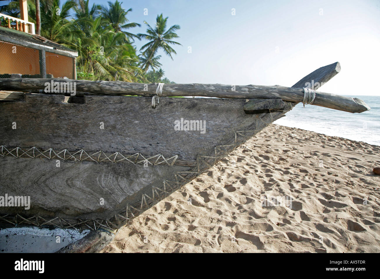 Bateau de pêche sur la plage de Tangalle, au Sri Lanka, en Asie Banque D'Images