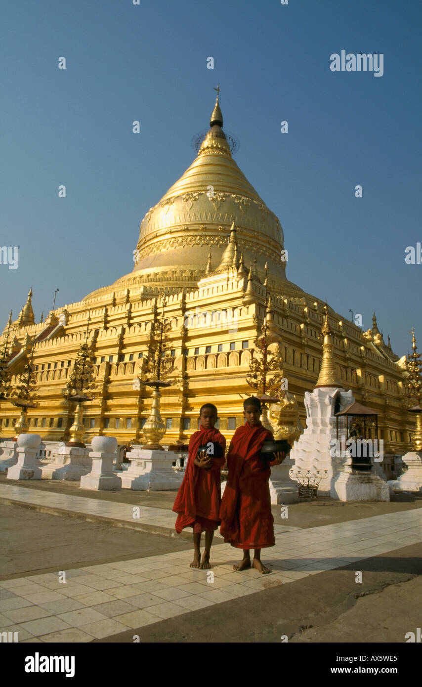 Les moines de la pagode Shwezigon à Bagan, Myanmar Banque D'Images