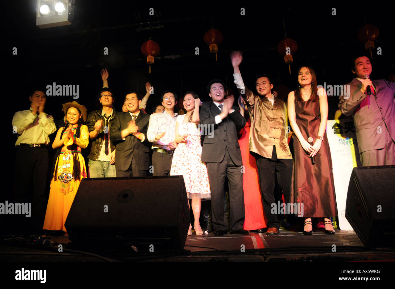 Les étudiants chinois en agitant à l'auditoire à la Sheffield 2008 Chinese Lantern Festival Show Banque D'Images