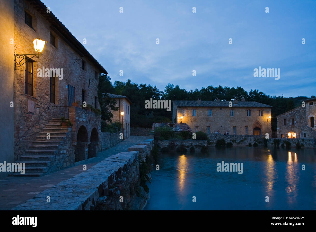 Ambiance du soir en Bagno Vignoni un vieux village thermal, Toscane, Italie, Europe Banque D'Images