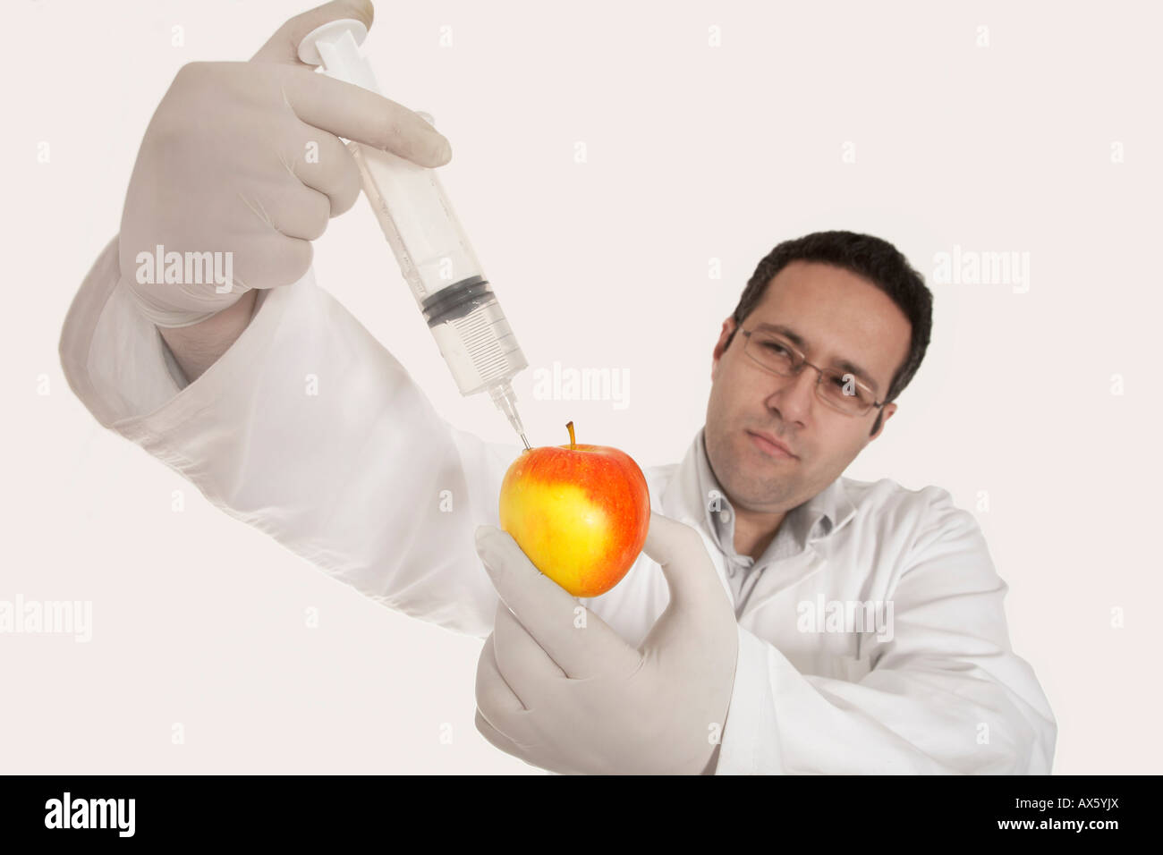 L'injection d'une substance chimiste dans un apple Banque D'Images