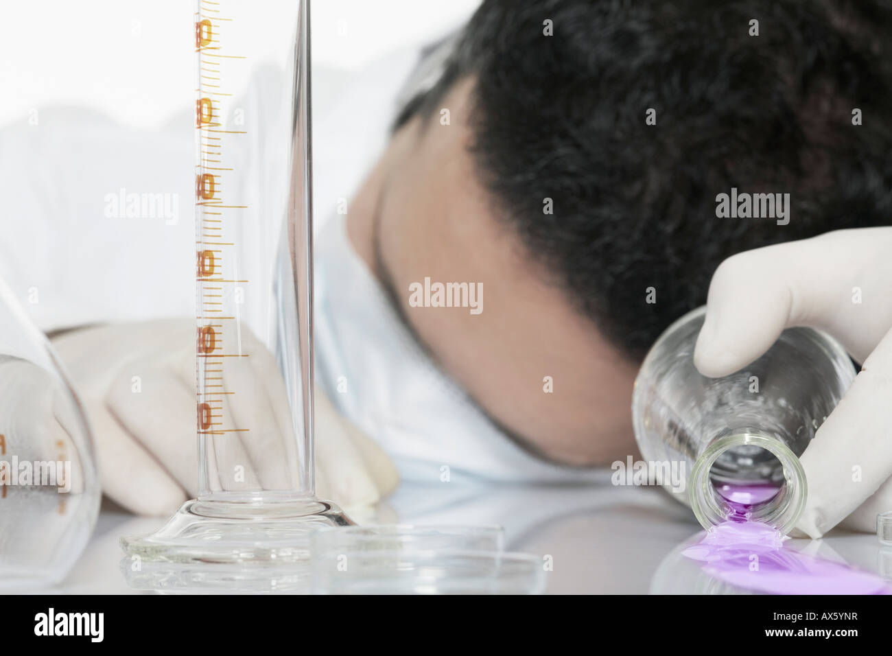 Pose de chimiste, face vers le bas, dans un laboratoire, anesthésié par liquid Banque D'Images