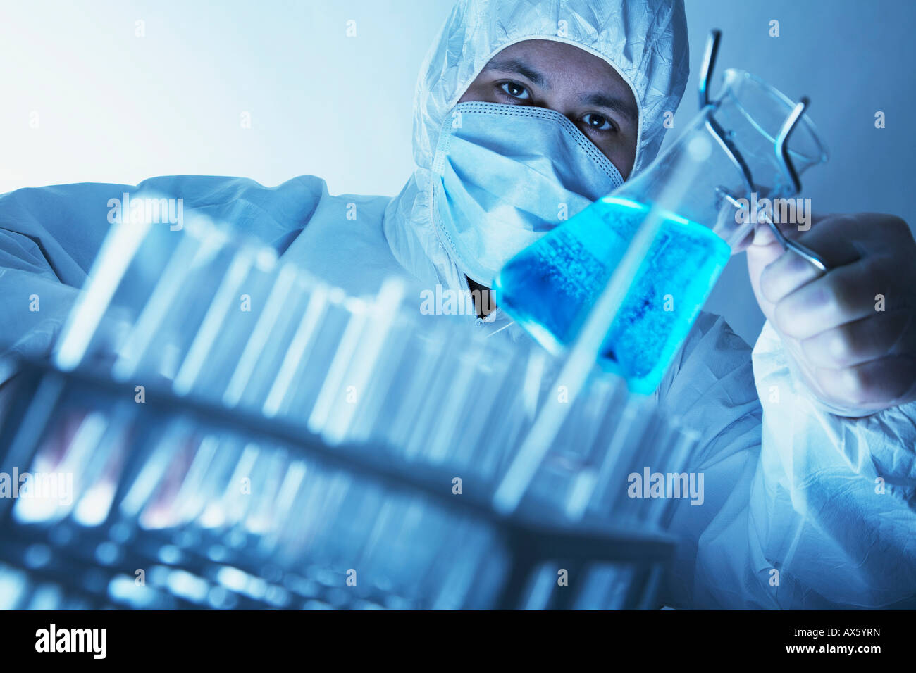 Chemist examining une substance dans le ballon volumétrique Banque D'Images