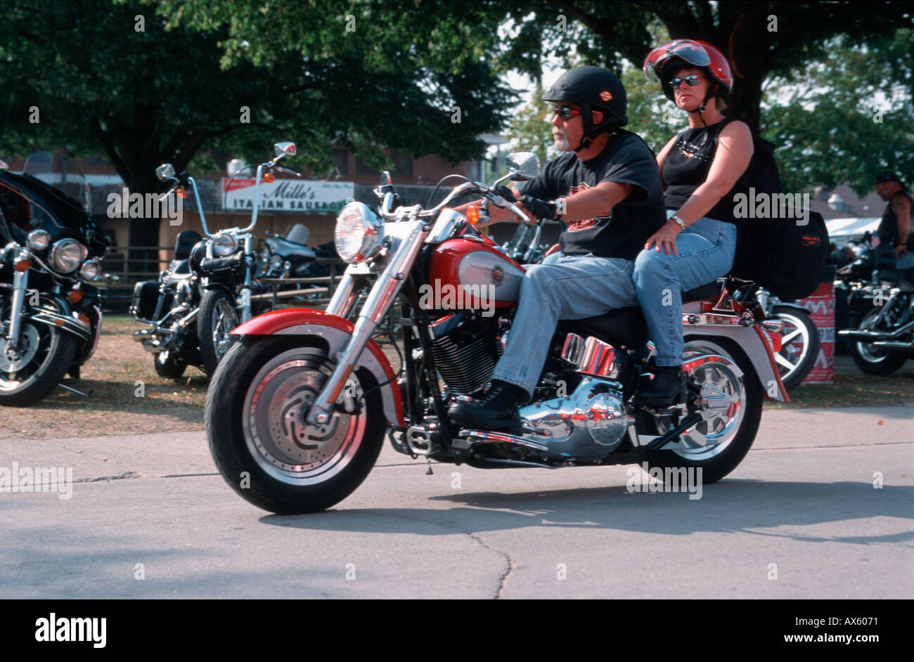 Fille De Motards Avec Le 100e Anniversaire De Harley Davidson A Milwaukee Wisconsin Usa Aout 03 Photo Stock Alamy