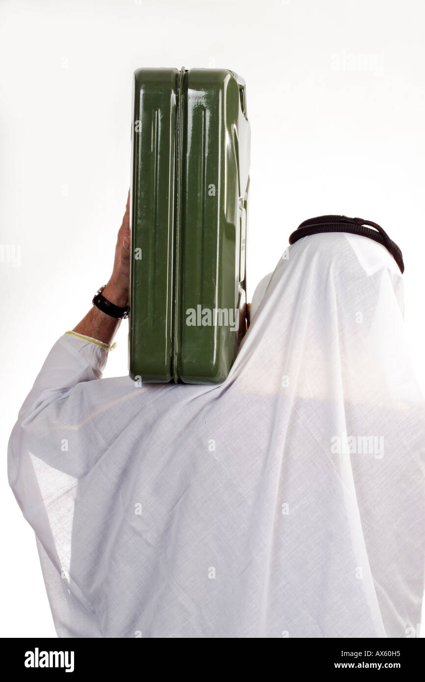 Homme portant un costume traditionnel arabe, exerçant son essence peut sur l'épaule, vue arrière Banque D'Images