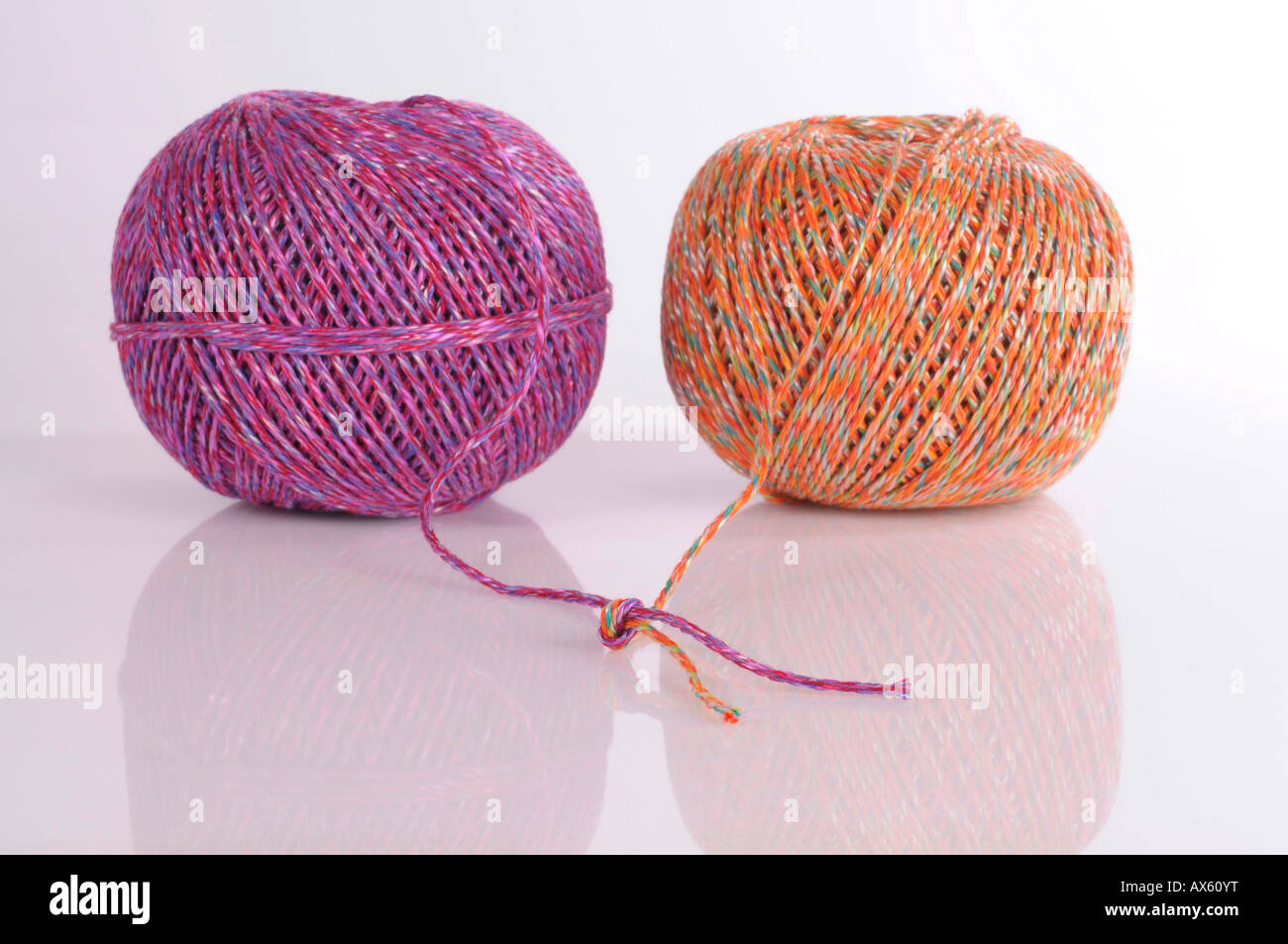 Deux boules de corde utilisée pour le recyclage lié ensemble Banque D'Images