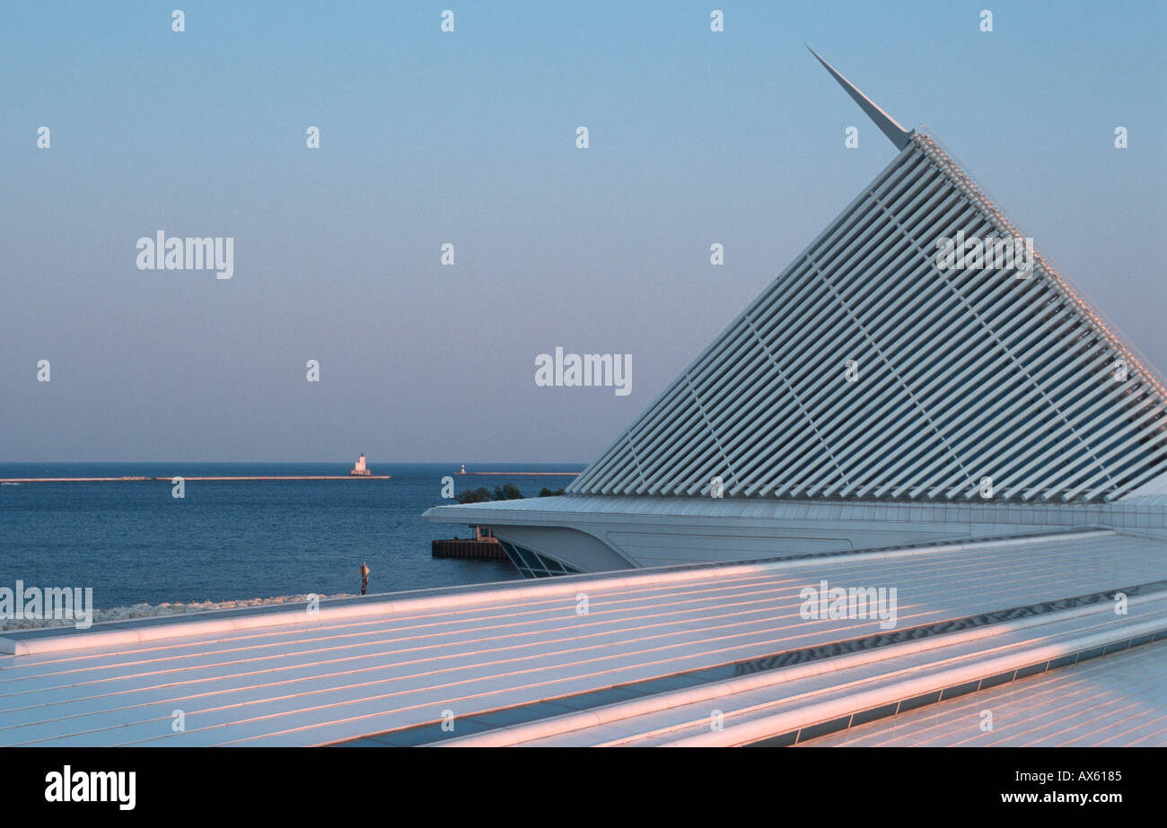 Milwaukee Art Museum et phare au coucher du soleil, le lac Michigan Milwaukee Wisconsin USA, Août 2003 Banque D'Images