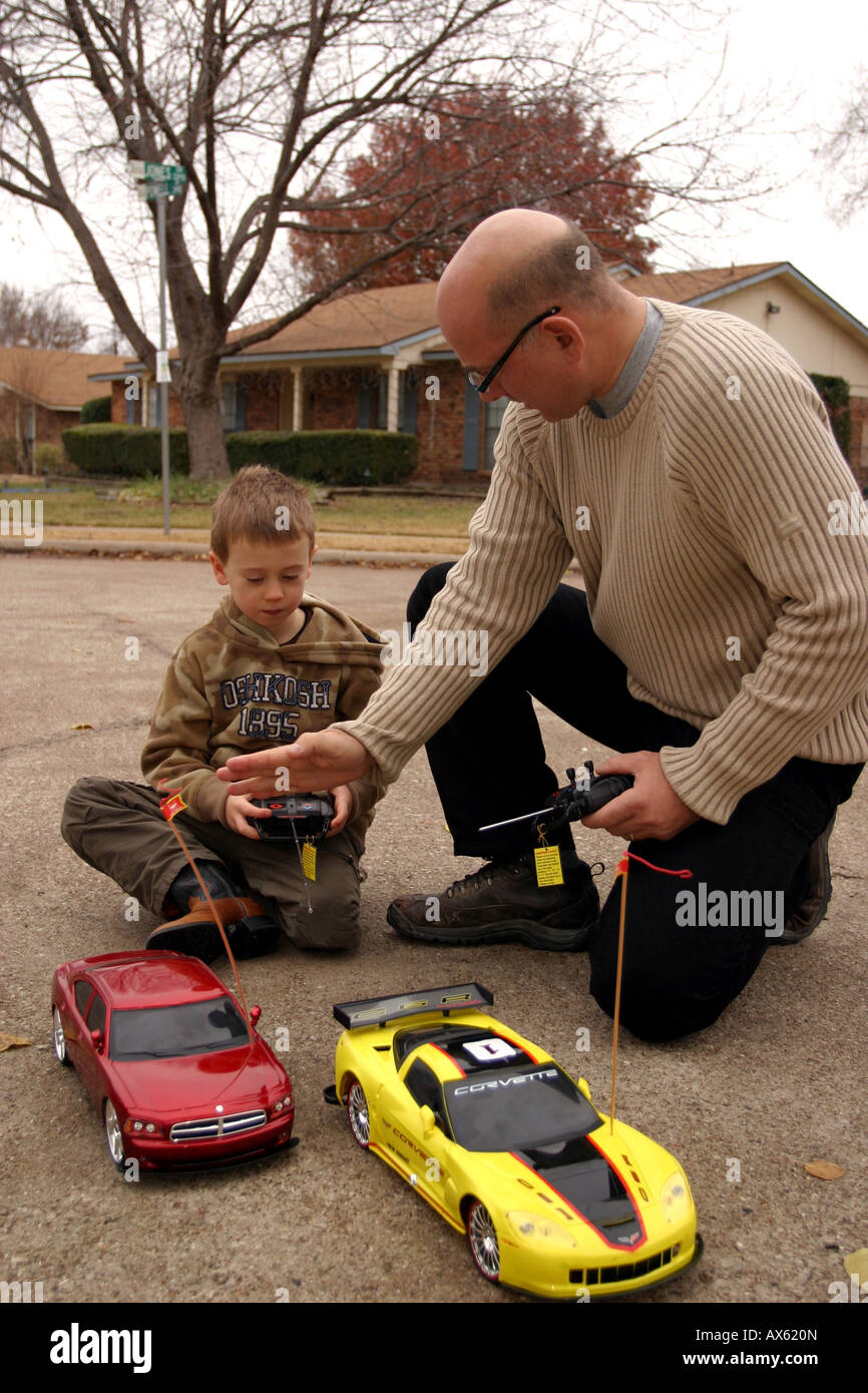 Père et fils avec commande à distance les voitures de course de rue dans l'extérieur Banque D'Images