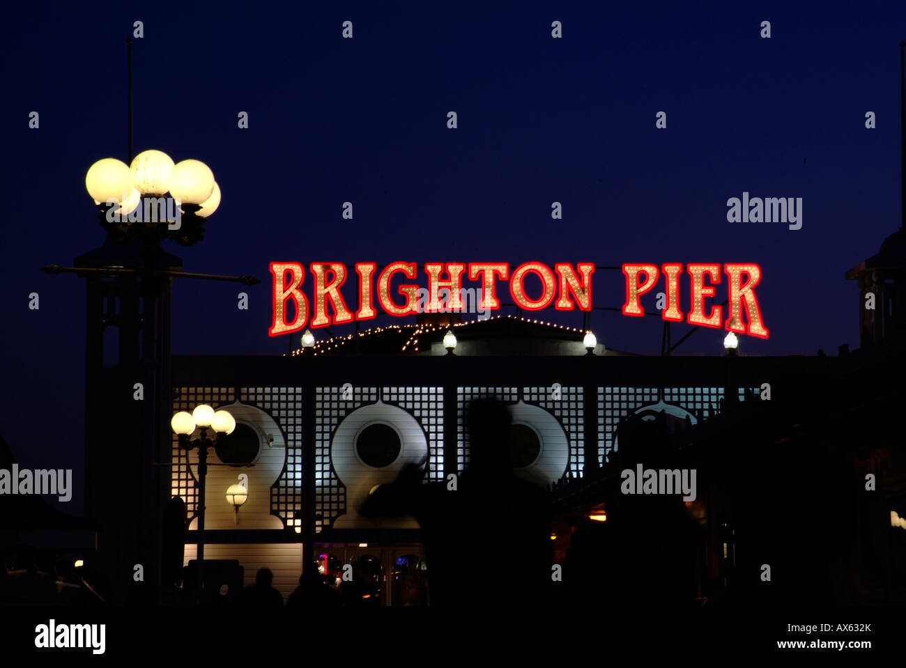 Brighton Pier de nuit avec les lumières illuminant Brighton se trouve dans l'East Sussex en Angleterre. Banque D'Images