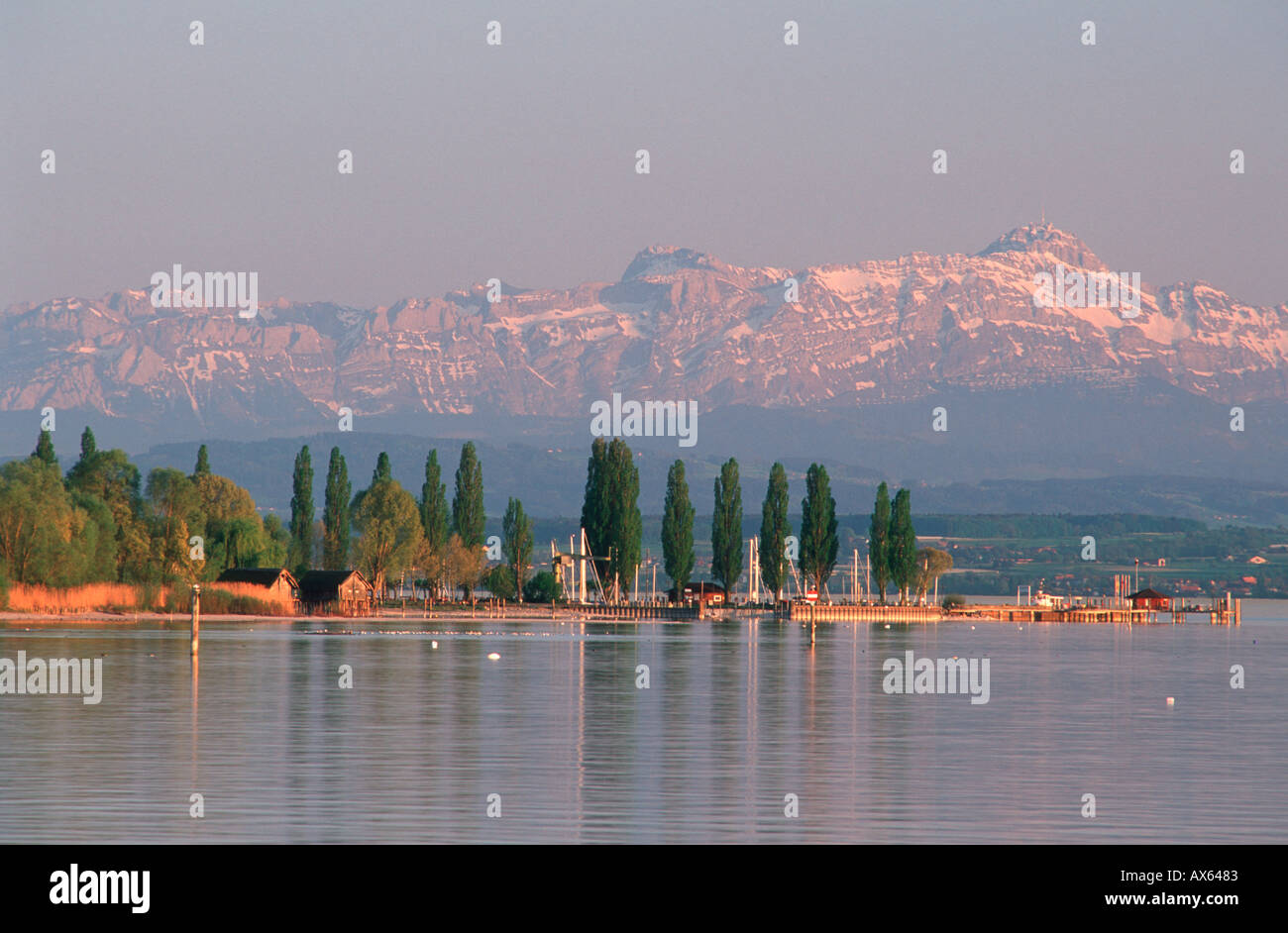 Anciennes habitations Pfahlbauten Lac de Constance Bodensee Saentis Unteruhldingen Unteruhldingen Montagne Baden Württemberg Allemagne Mai 2003 Banque D'Images