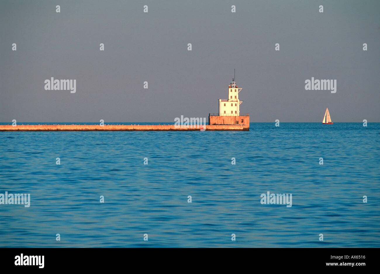 Phare au crépuscule, le lac Michigan Milwaukee Wisconsin USA, Août 2003 Banque D'Images