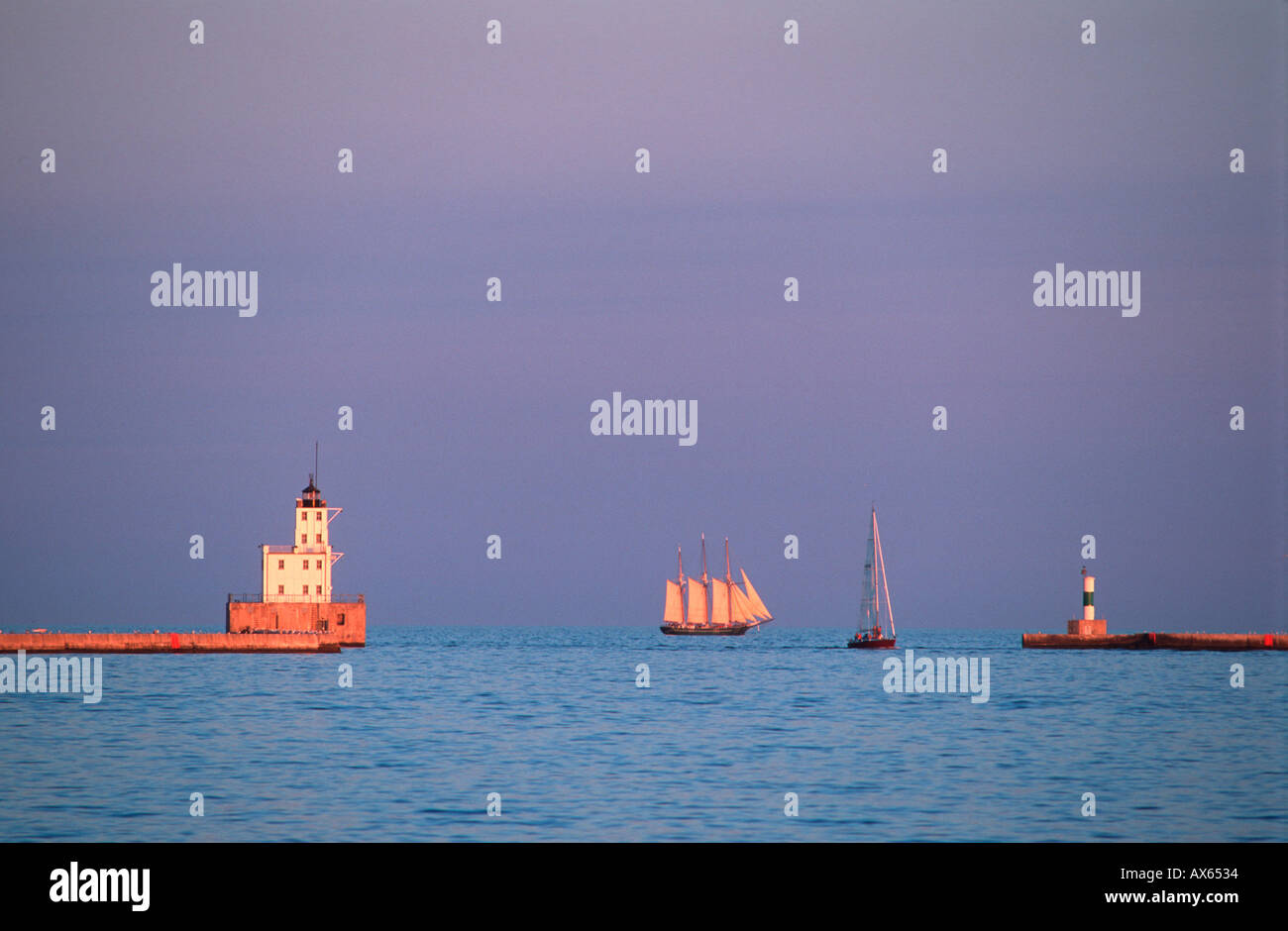Schooner et phare au coucher du soleil, le lac Michigan Milwaukee Wisconsin USA, Août 2003 Banque D'Images