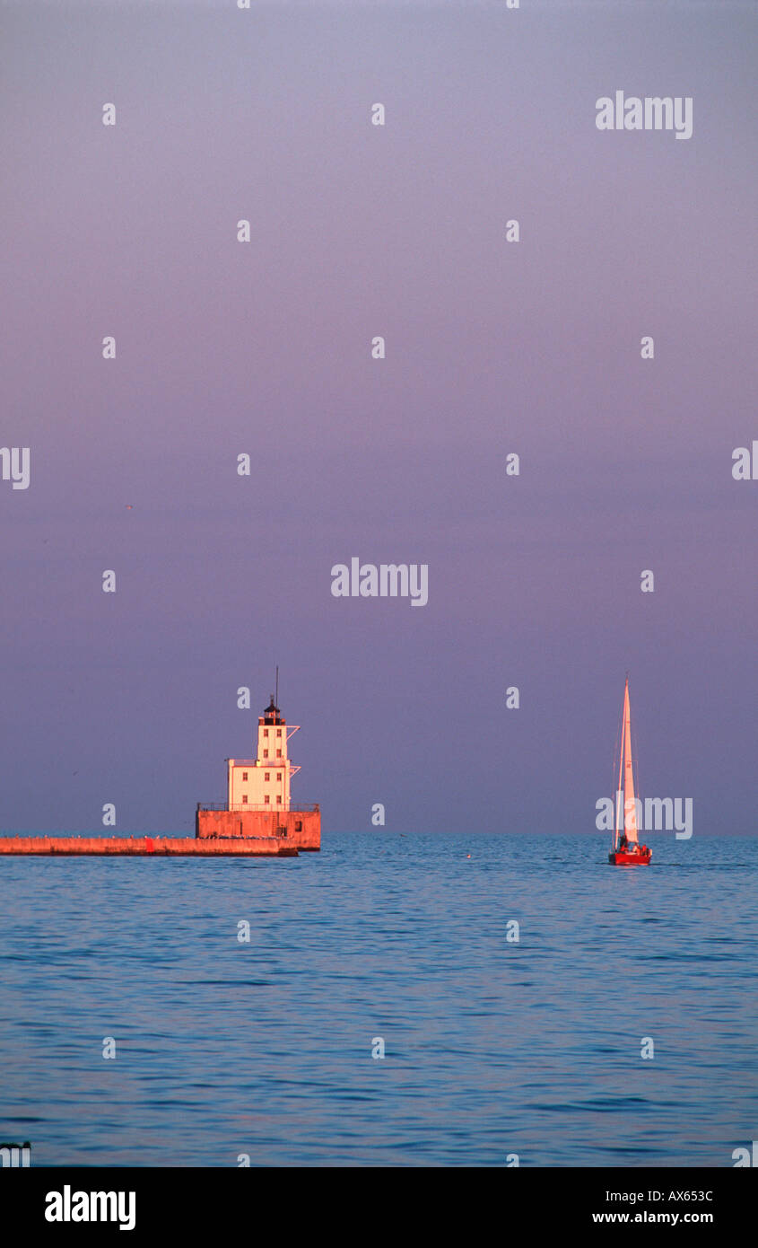 Phare au coucher du soleil, le lac Michigan Milwaukee Wisconsin USA, Août 2003 Banque D'Images