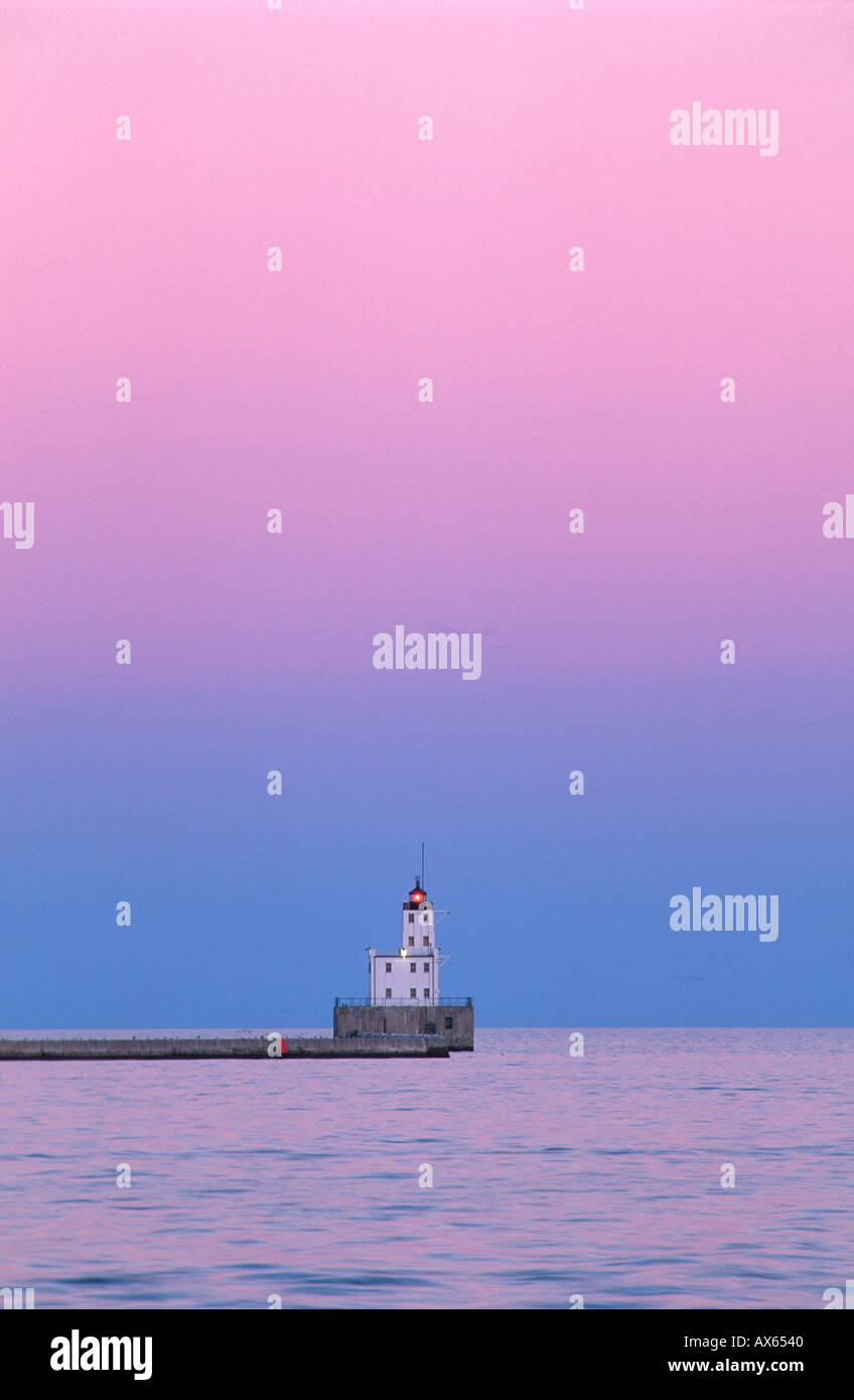 Phare au crépuscule, le lac Michigan Milwaukee Wisconsin USA, Août 2003 Banque D'Images
