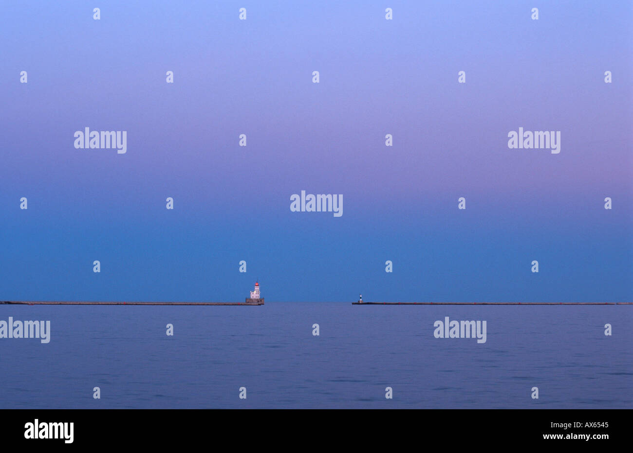 Phare au crépuscule, le lac Michigan Milwaukee Wisconsin USA, Août 2003 Banque D'Images