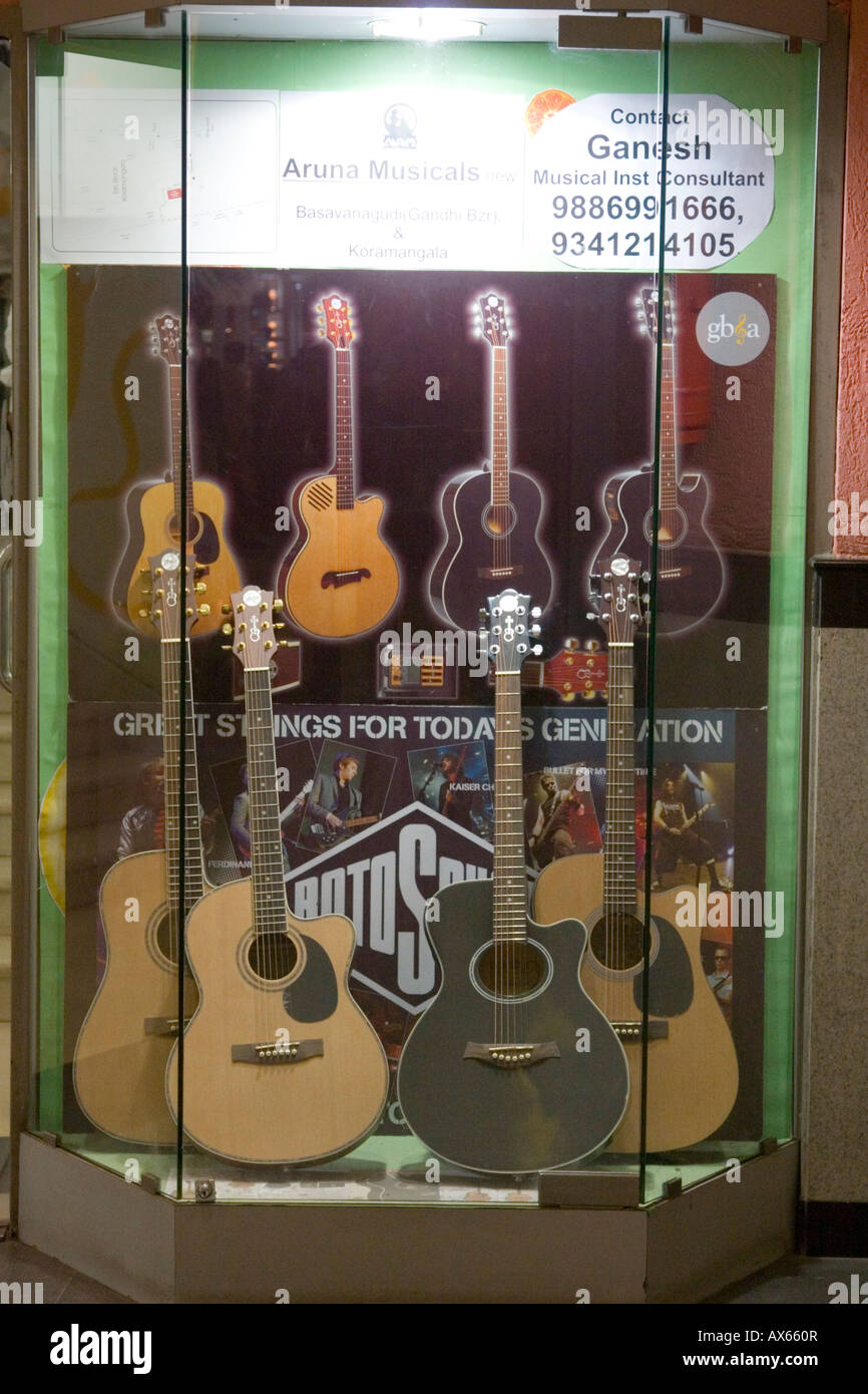 Guitares à vendre dans un magasin de musique Bangalore Inde fenêtre Photo  Stock - Alamy