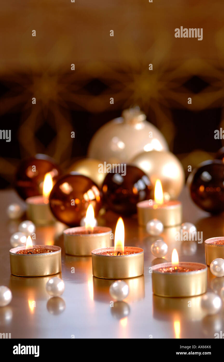 Boules de Noël et de brûler les feux de thé Banque D'Images