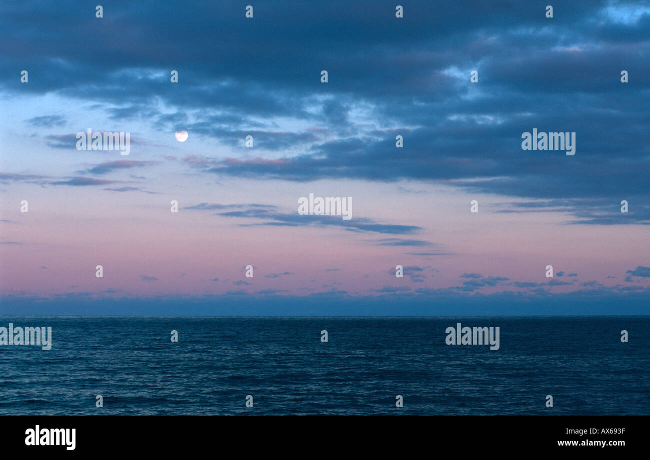 Pleine lune sur le lac Michigan, Milwaukee Wisconsin USA, Novembre 2002 Banque D'Images