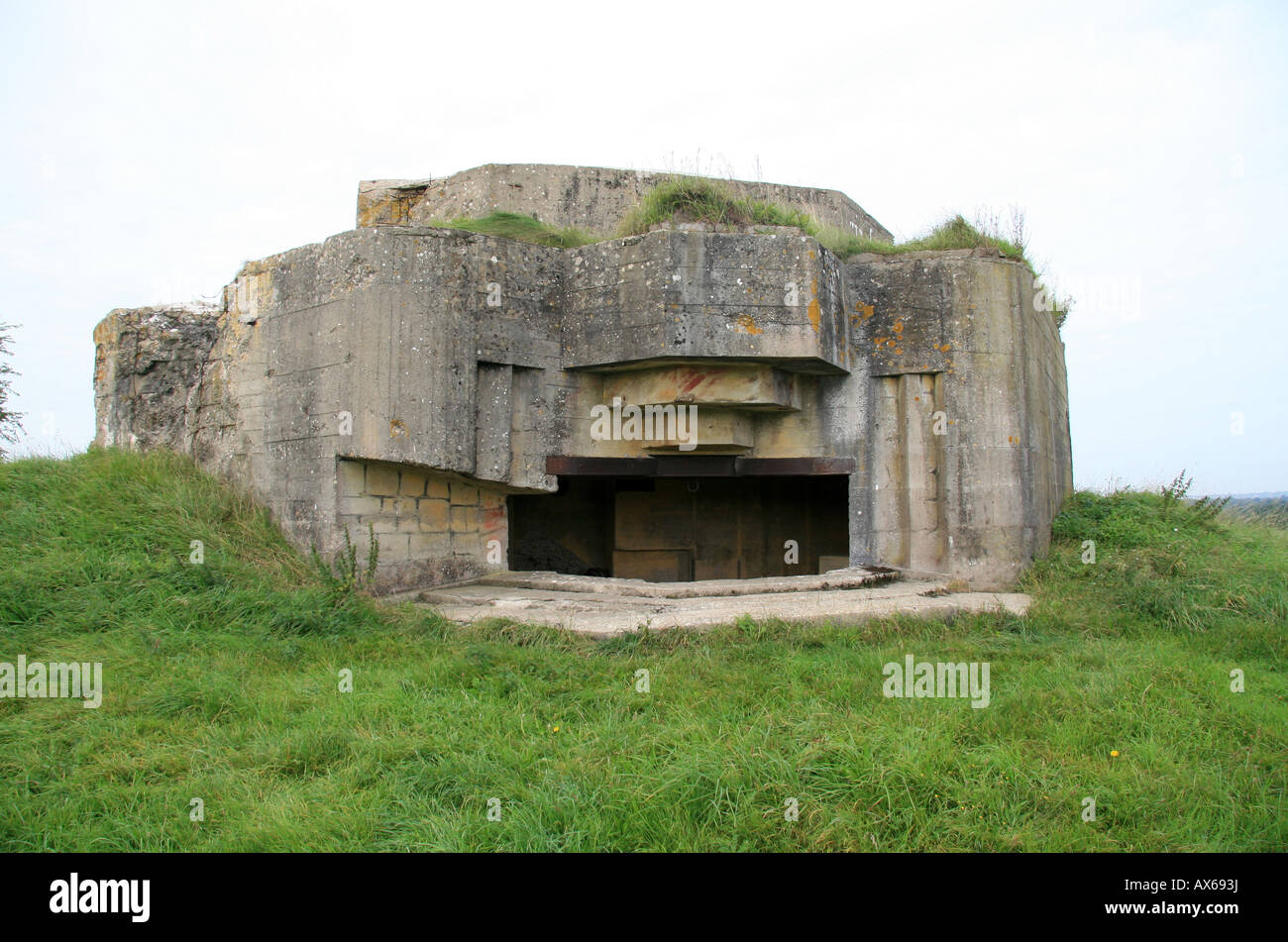 Un canon relativement peu endommagée une mise en place à la batterie allemande à Azeville, Normandie. Banque D'Images