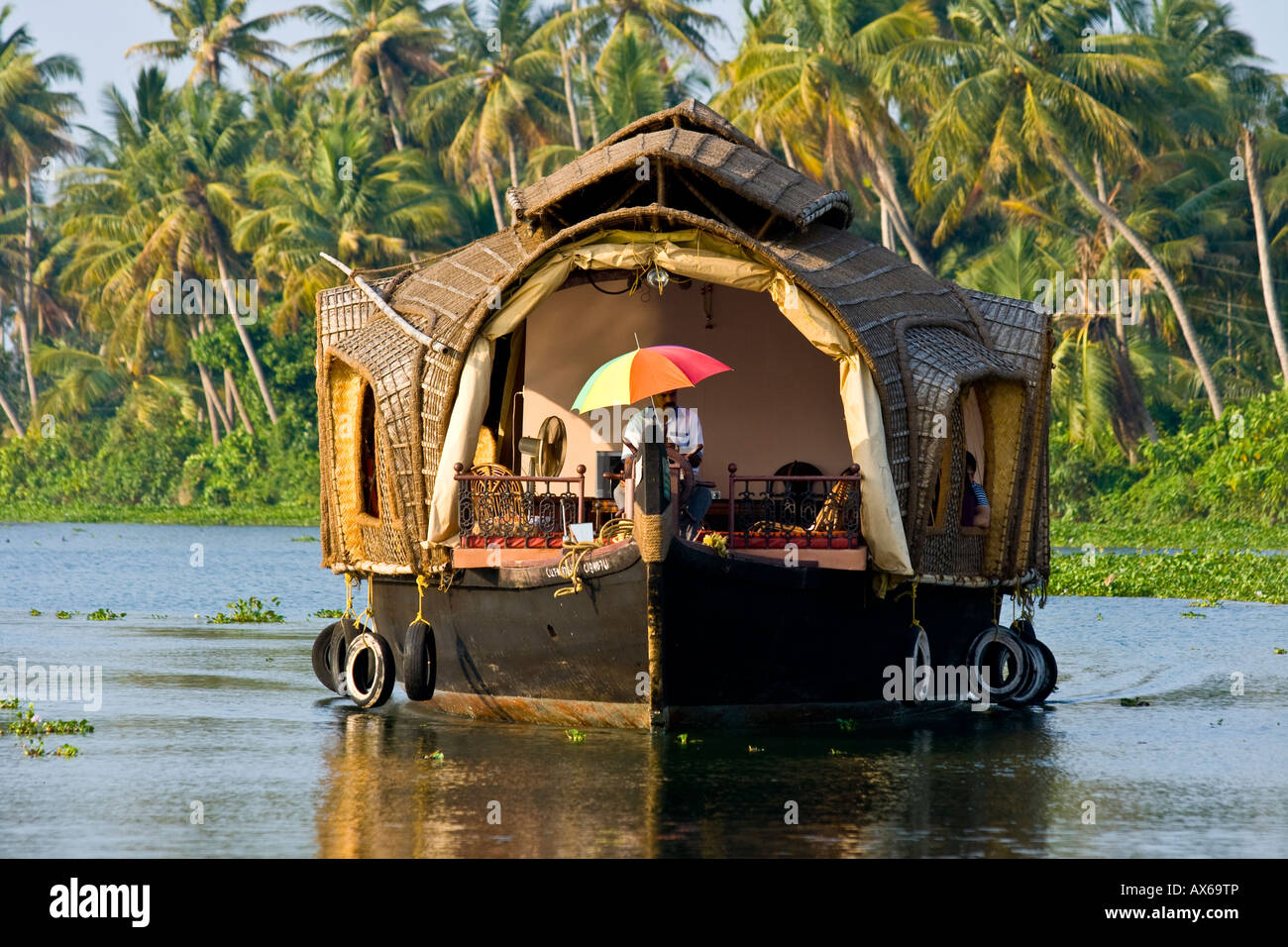 Péniche dans l'eau dormante Keralan en Inde Banque D'Images