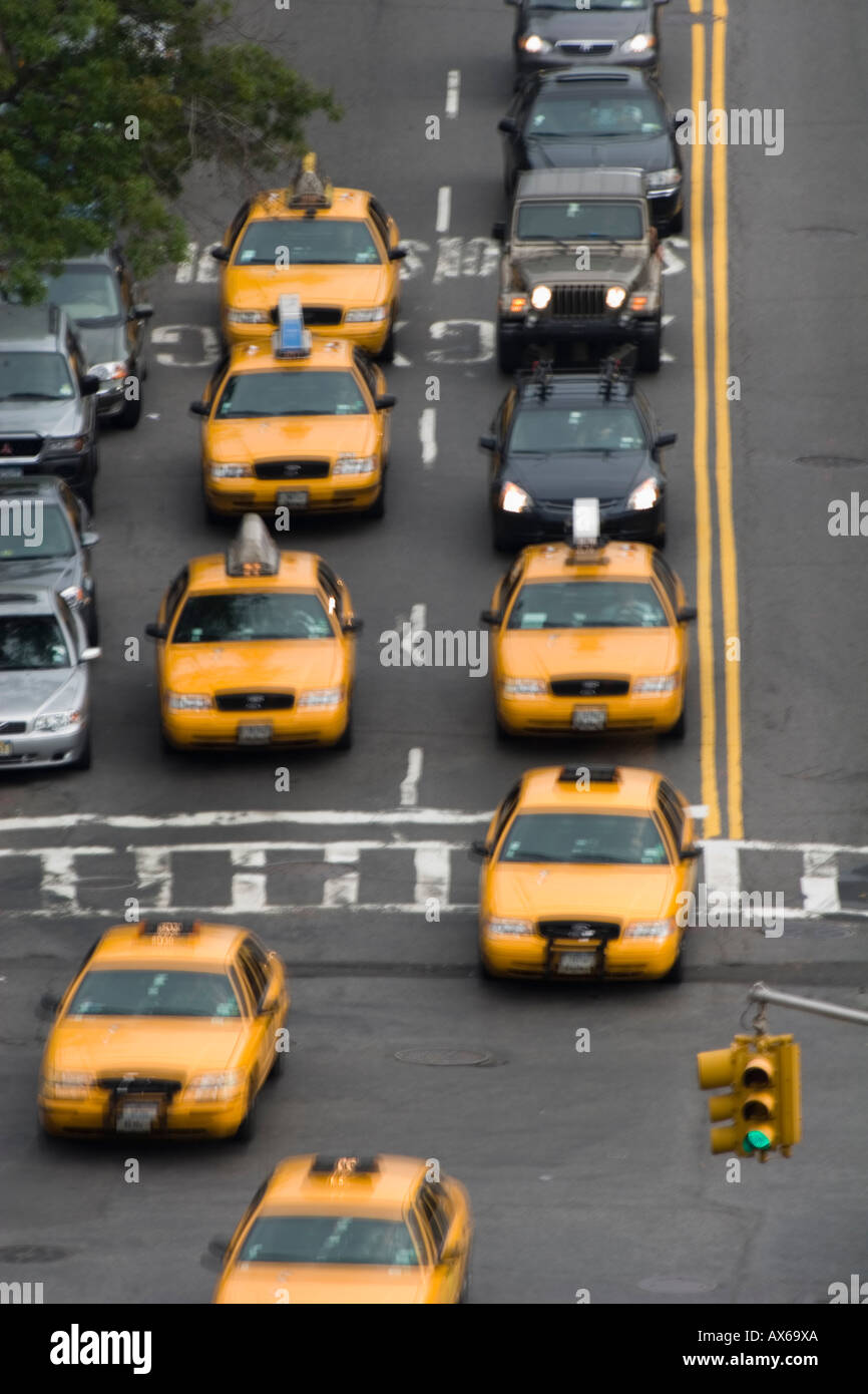Les taxis jaunes dominer une avenue à Houston Street Lower East Side New York City Banque D'Images