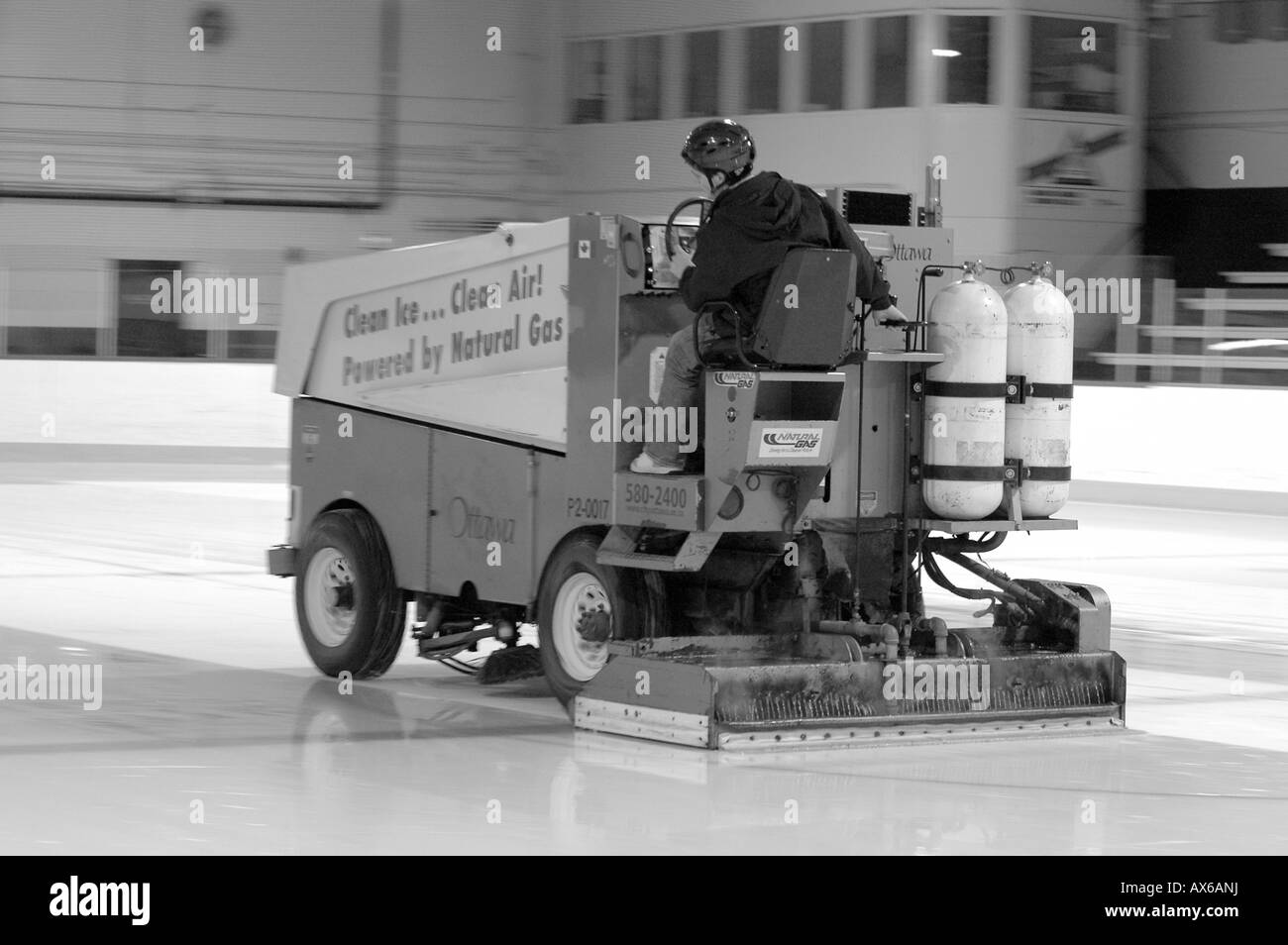 Un nettoyage de glace Zamboni prend ses tours sur une patinoire Banque D'Images