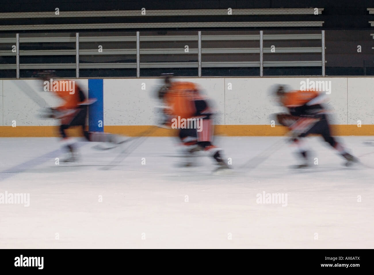 Trois teamates skate sur une patinoire de hockey Banque D'Images