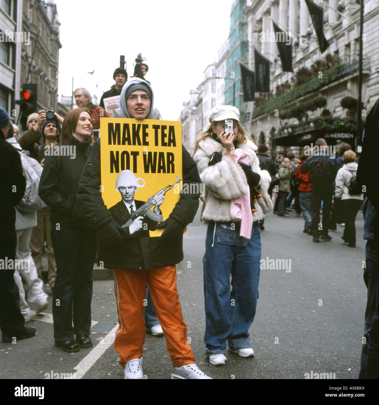 Manifestant avec 'Make Tea Not War' Tony Blair signe des manifestants debout dans la rue Piccadilly anti Irak War Rally Londres février 2003 KATHY DEWITT Banque D'Images