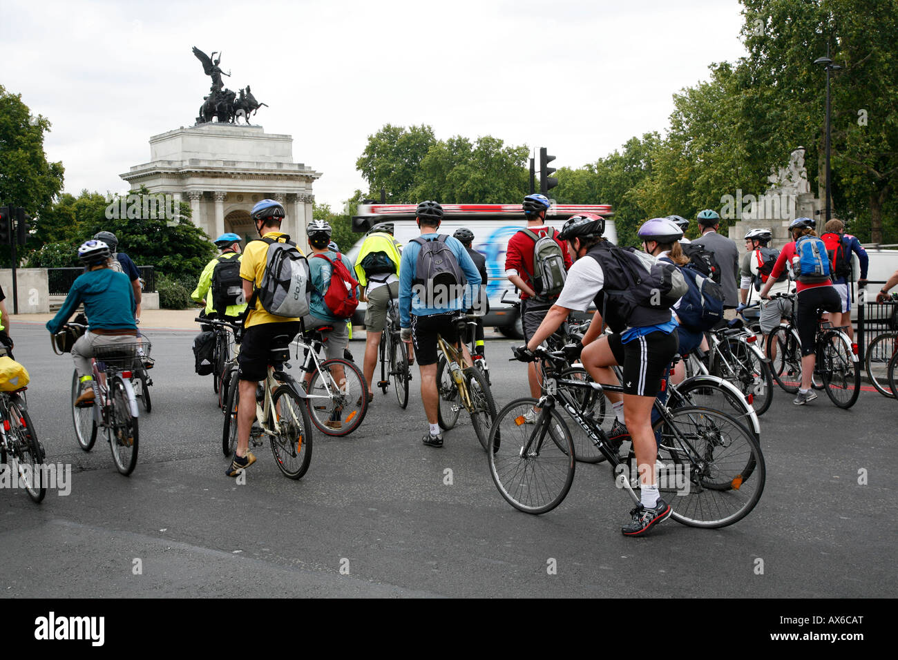 Les cyclistes à Hyde Park Corner, Belgravia, Londres Banque D'Images