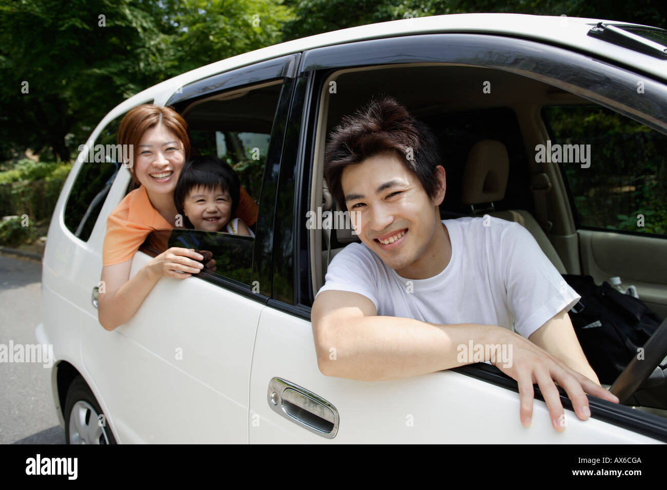 Un couple dans une voiture avec leur fils Banque D'Images