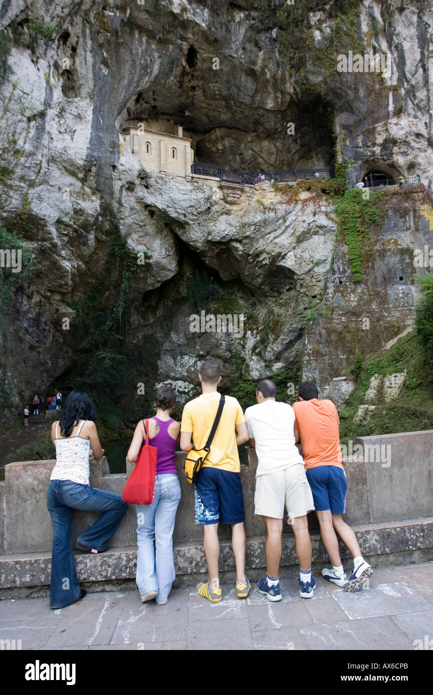 Les touristes au Sanctuaire de Notre Dame de Cavadonga dans cave près de basilica Asturias Espagne Banque D'Images