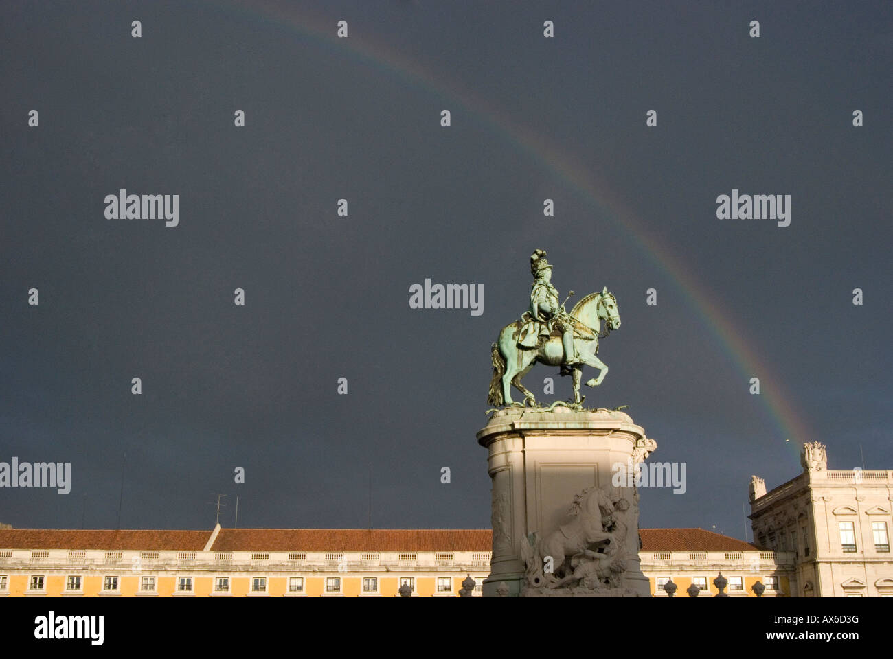 Statue du Roi Jose I avec Lisbonne arc-en-ciel Banque D'Images