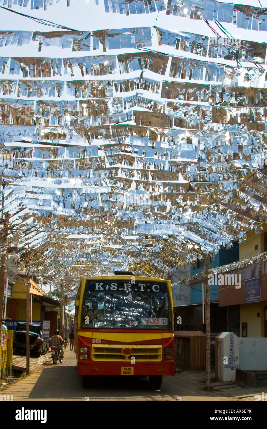 Un autobus qui passe sous la décoration scintillante en Cochin Inde Banque D'Images