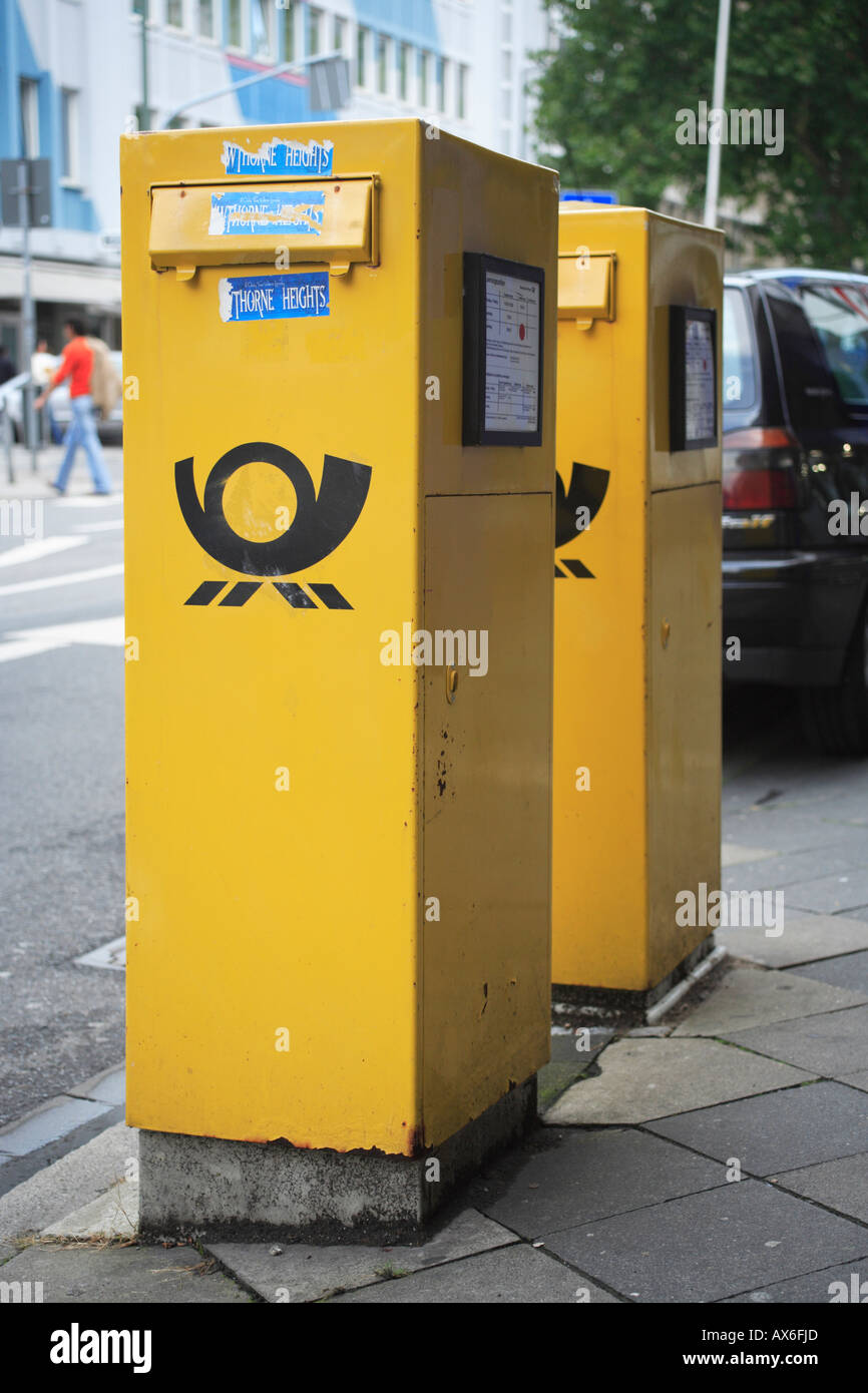 Les boîtes aux lettres jaunes ancien allemand de Deutsche Post AG. Rhénanie du Nord-Westphalie, Dusseldorf, Germany, Europe Banque D'Images