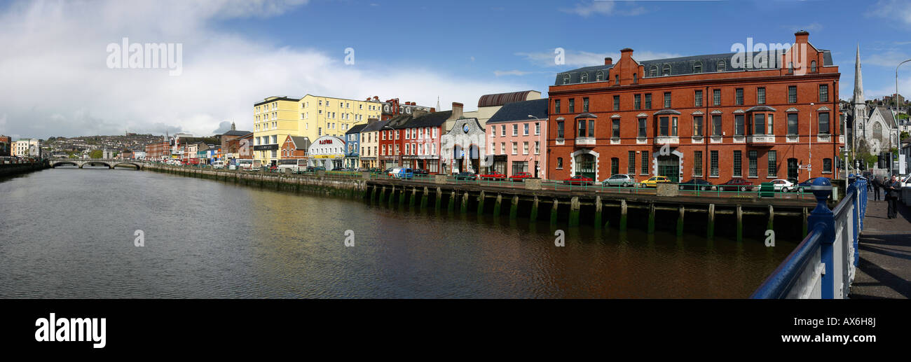 Irlande Cork vue panoramique du fleuve Lee passant par la ville Banque D'Images