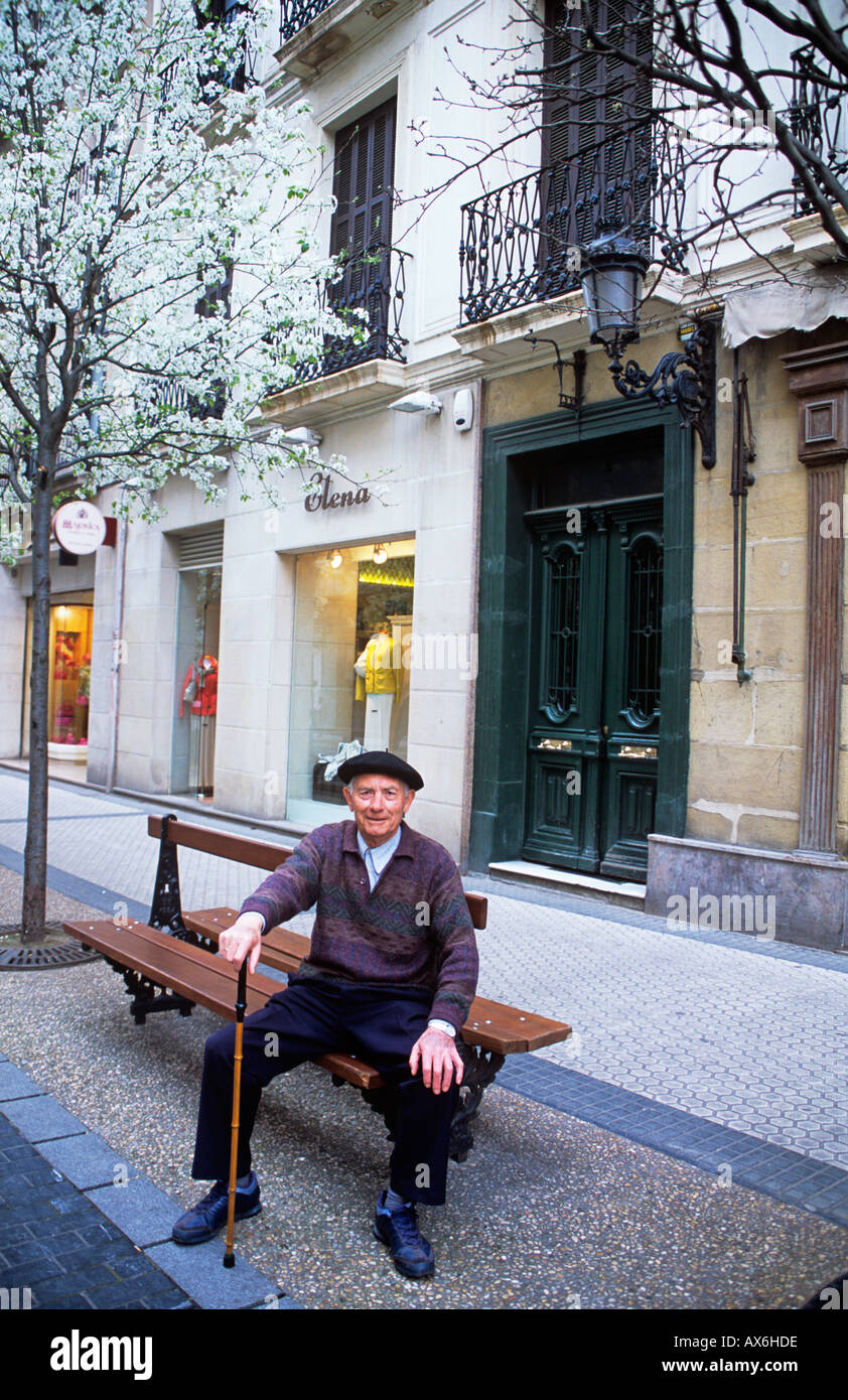 Pays basque Pays Basque, San Sebastian, Espagnol gentelman avec chapeau Basque dans rue commerçante. Banque D'Images