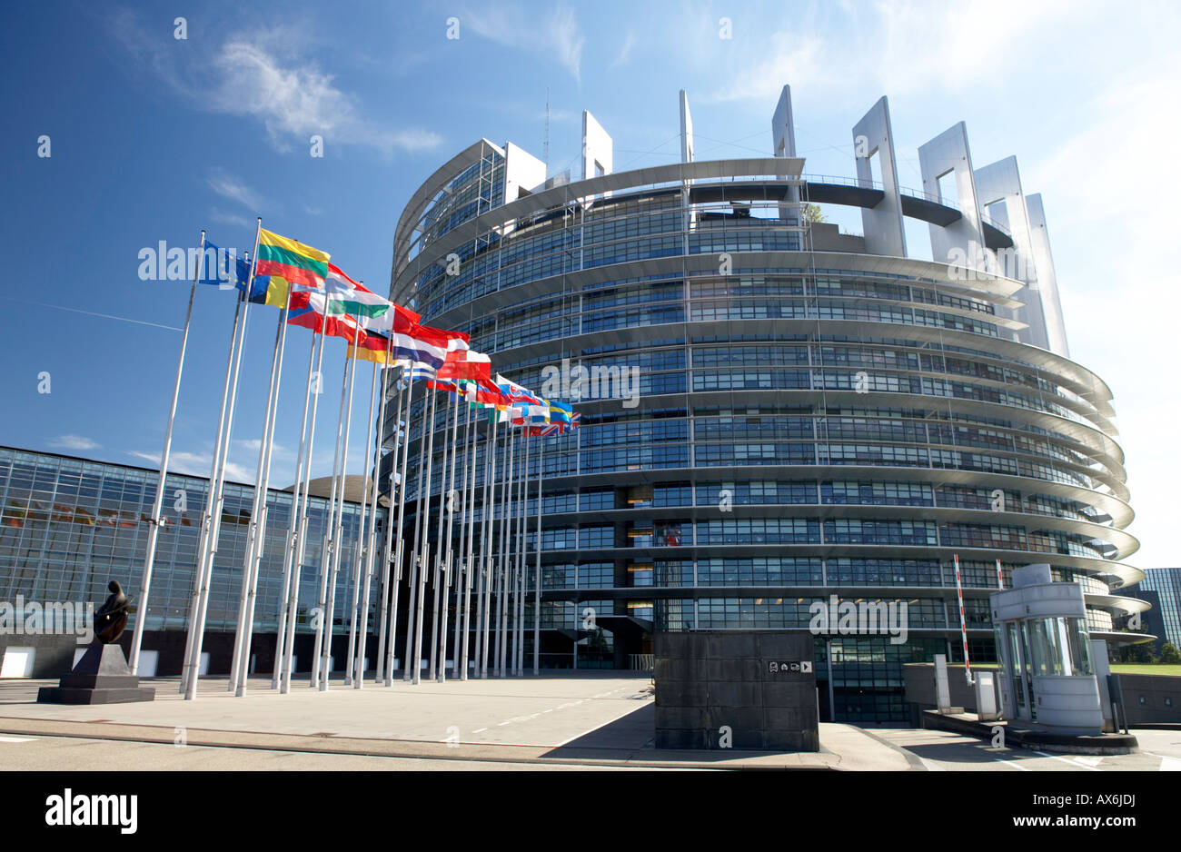 Drapeaux devant l'édifice du gouvernement, Parlement européen, Strasbourg, Alsace, France Banque D'Images