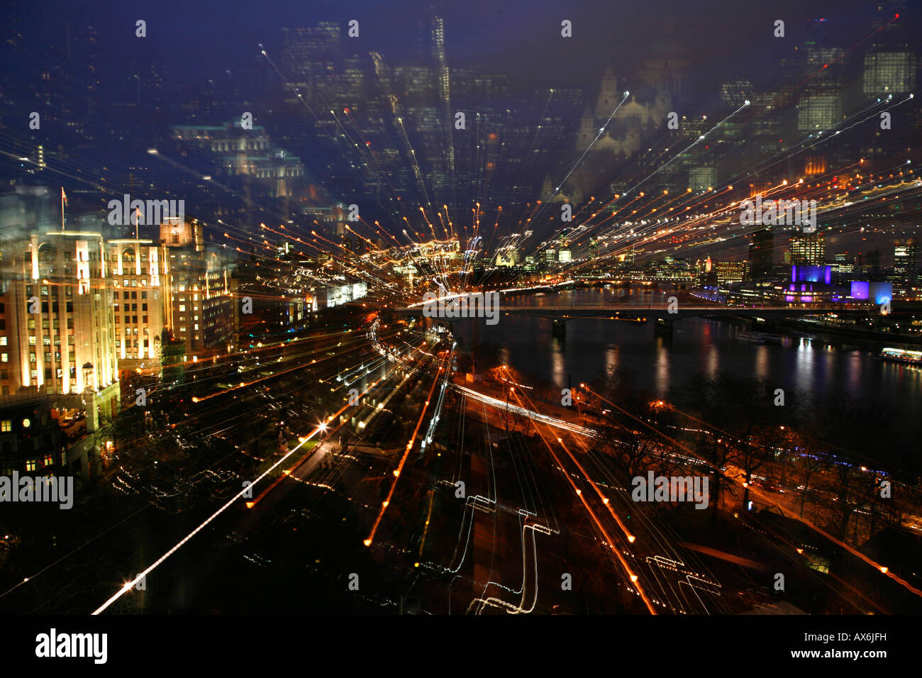 Zoom d'explosion d'une vue panoramique sur la rivière Thames passé Waterloo Bridge vers la ville de Londres Banque D'Images