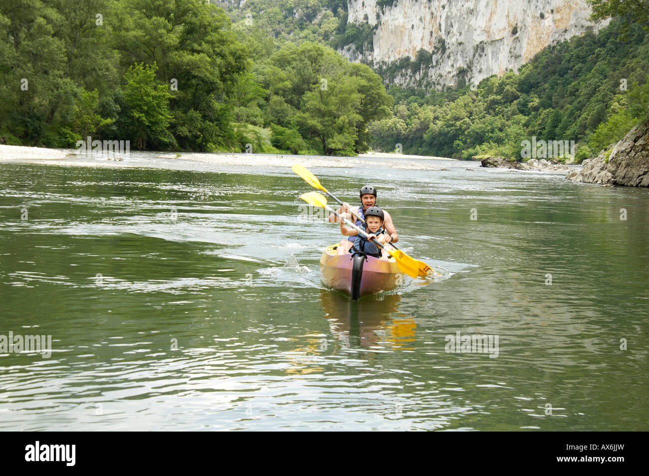 Garçon et de son père en bateau aviron river Banque D'Images